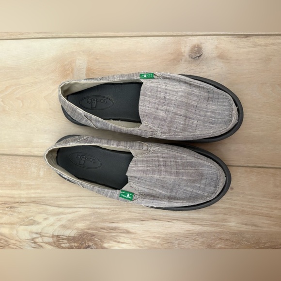 NEVER WORN- MEN SIZE 6 SANUKS - Picture 5 of 5